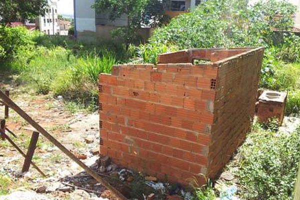 Terreno baldio na principal rua de Patos de Minas vira ponto de apoio para marginais