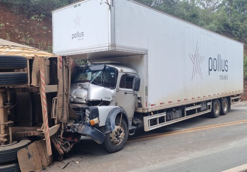 Reboque carregado com cimento tomba em curva e é atingido por caminhão na BR365