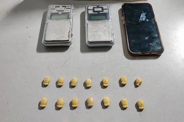 Jovem é preso com comprimidos de ecstasy após denúncia de tráfico de drogas em Patos de Minas