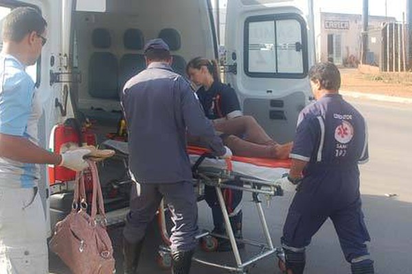 Motociclista cai em frente a ônibus na JK, escapa do veículo, mas acaba ferida