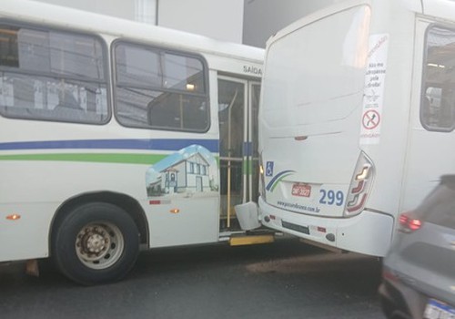 Batida envolvendo dois ônibus da Pássaro Branco deixa passageira ferida no centro de Patos de Minas