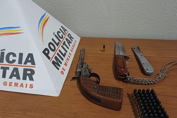 Transtornado após discutir com a esposa, homem é preso dirigindo com garrucha dentro do porta-luvas