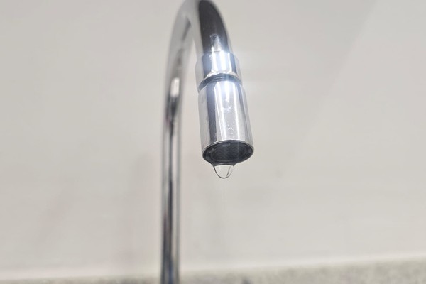 Vazamento em rede da Copasa pode afetar abastecimento de água em vários bairros de Patos de Minas