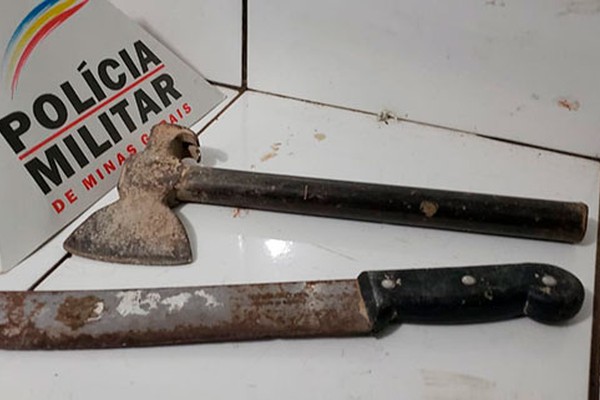 Acusado de ameaçar e de agredir a companheira, homem  é preso com facão e machadinha