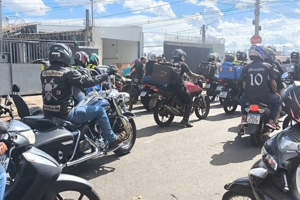 Dor e tristeza: entregadores de Patos de Minas fazem última homenagem a Pedro