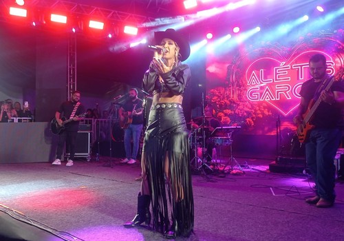 Alétis Garcia canta Banda Calypso e mostra muita energia na Fenapraça; veja ao vivo