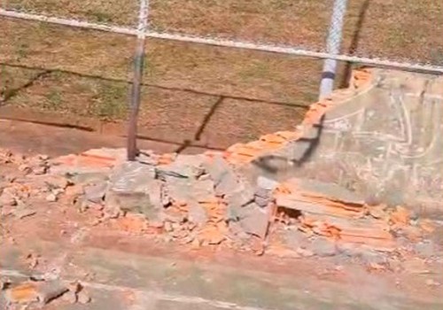 Moradores mostram quadra de esportes destruída e cobram da Prefeitura por melhorias