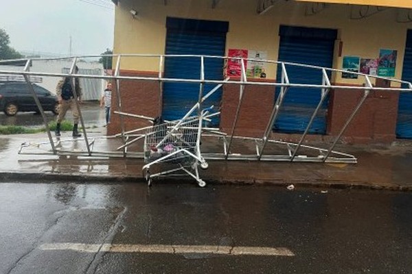 PM flagra dupla equilibrando enorme estrutura furtada em carrinho de supermercado