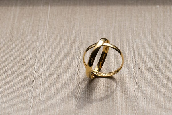 Mulher se casa com avô do marido para receber benefícios, mas justiça constata fraude