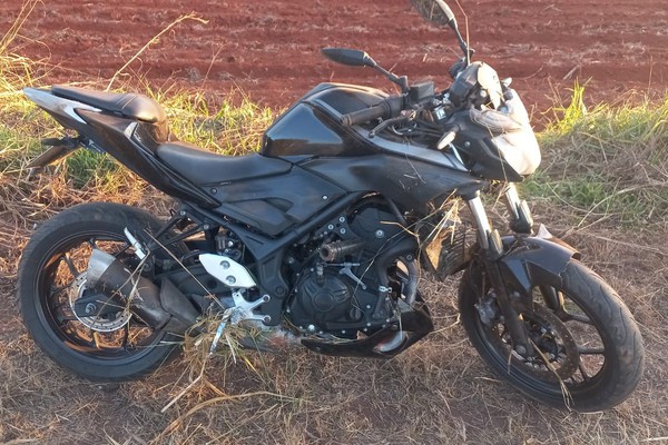 Motociclista cai com moto de alta cilindrada após tentar ultrapassar caminhão, na BR352