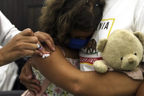 Cobertura vacinal completa contra covid em crianças não chega a 12%