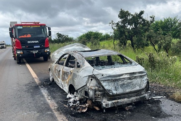 Honda Civic fica completamente destruído após pegar fogo na BR-146 em Santana de Patos