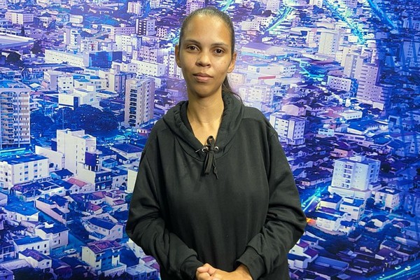 Mãe diagnosticada com câncer enfrenta dificuldades em busca de tratamento da filha com lúpus