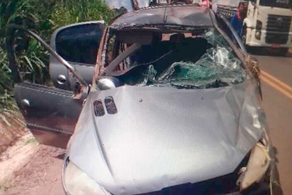 Motorista perde o controle direcional, sobe em barranco e capota várias vezes na MGC 354