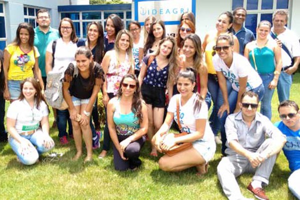 Alunos de biomedicina e veterinária da FPM fazem visita técnica à Alta Genetics