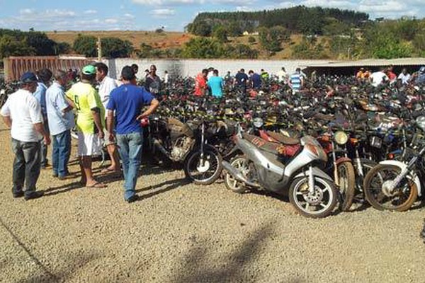 Patenses lotam pátios nos dias que antecedem leilão de veículos do Detran