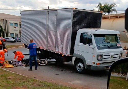 Passageiro de motocicleta fica ferido após batida com caminhão na Avenida JK, em Patos de Minas