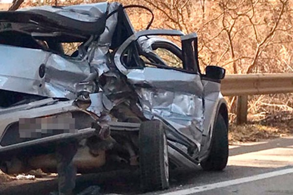 Passageira morre e motorista fica ferida em grave acidente com bitrem e carro na BR354