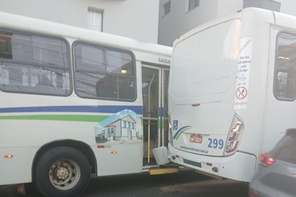 Batida envolvendo dois ônibus da Pássaro Branco deixa passageira ferida no centro de Patos de Minas