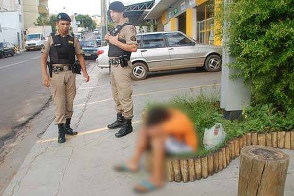 Crianças de 9 e 11 anos se armam com facas e fazem arrastão em porta de escolas