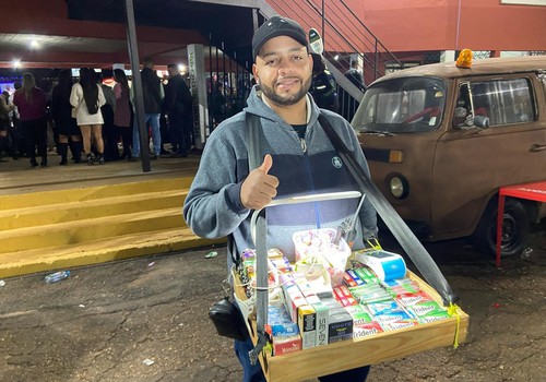 Comerciantes conseguem mais de R$100 mil na Fenamilho vendendo “balas pro povo beijar na boca”; veja ao vivo