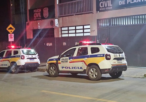 Homem ameaça sufocar criança, mulher danifica carro com pedaço de pau e ele esfaqueia o braço dela