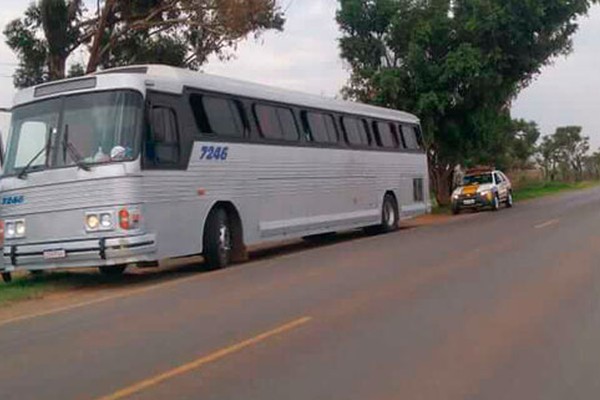 Motorista de ônibus com 23 passageiros é preso na MG230 em Rio Paranaíba