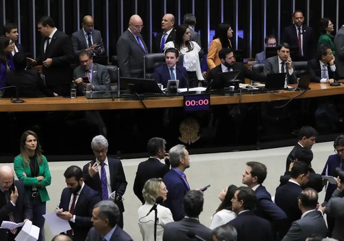 Câmara derruba voto secreto em PEC da Blindagem por falta de quórum