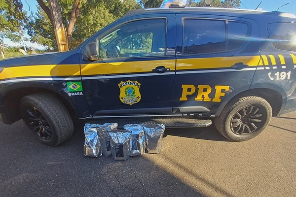 PRF encontra sacos de skunk em porta-malas de carro na BR 365, em Patos de Minas
