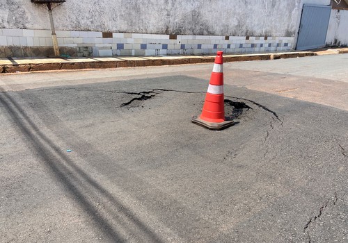 Moradores reclamam de asfalto que cedeu três vezes após obra e cobram providências