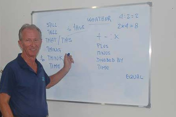 Escola abre curso de inglês com professor estrangeiro e menor preço da cidade