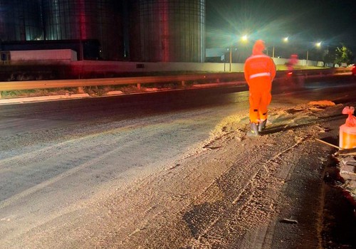 Força-tarefa contém grande mancha de óleo que deixou rodovias escorregadias, em Patos de Minas