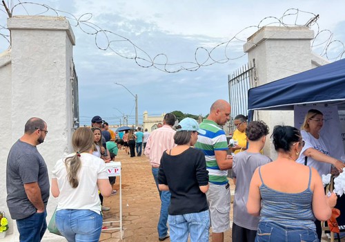 Cemitérios de Patos de Minas recebem milhares de pessoas; veja a movimentação do Dia de Finados