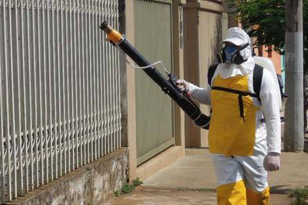Visitadores sanitários usam fumacê para conter o avanço da Dengue na cidade