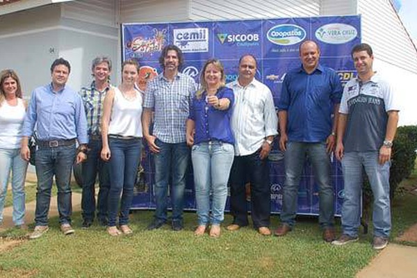 Diretores entregam casa para vencedores da Campanha Sonho de Natal da CDL