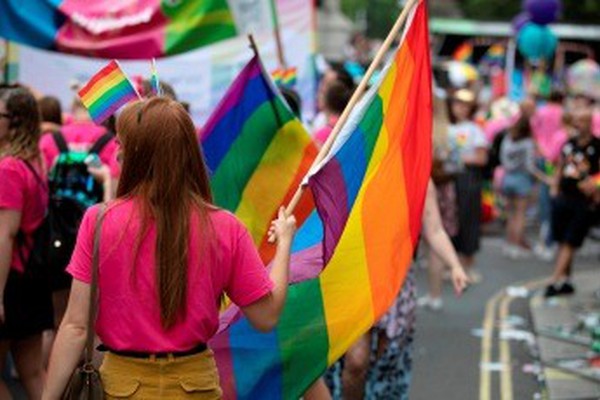 Empregada lésbica vai ser indenizada em R$10 mil após ser excluída de homenagem no Dia da Mulher em MG