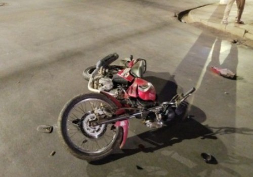 Motorista não vê parada obrigatória, causa colisão e motociclista precisa ser socorrido