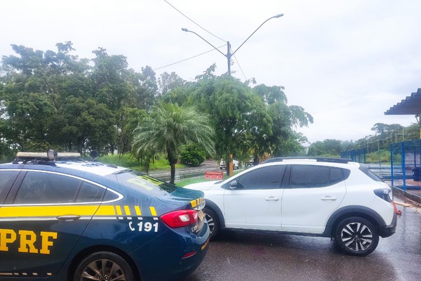 PRF de Patos de Minas recupera carro furtado em Pernambuco e prende suspeito