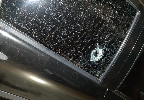 Homem é surpreendido por atirador no Quebec, mas deita entre os bancos do carro e sai ileso