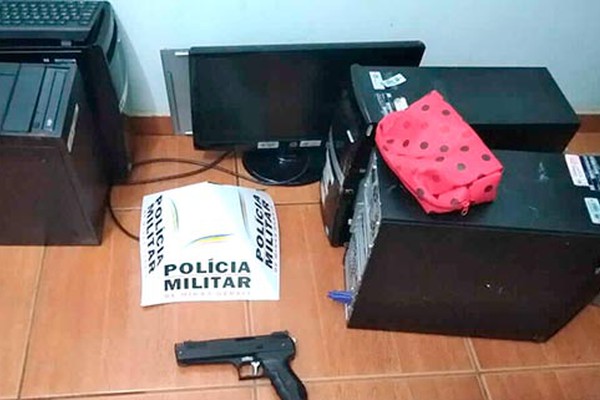 Homens são flagrados pela Polícia Militar furtando computadores de unidade básica de saúde