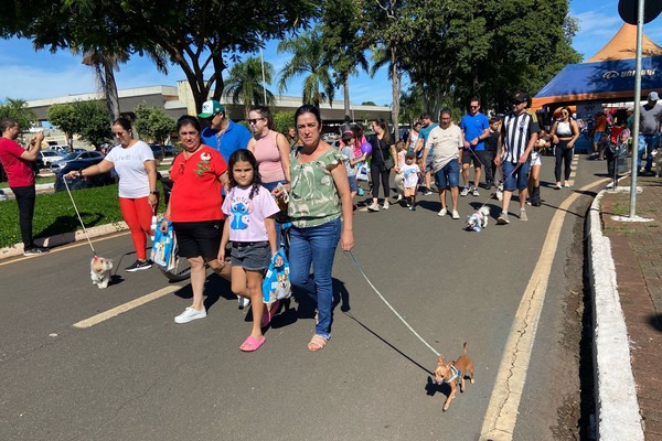 Cãominhada leva centenas de famílias com seus cachorrinhos para a Orla da Lagoa Grande