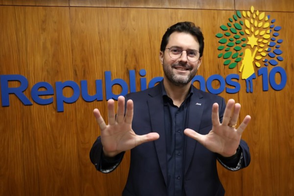 De olho na eleição, prefeito Falcão se filia ao Republicanos e movimenta o tabuleiro político em Minas