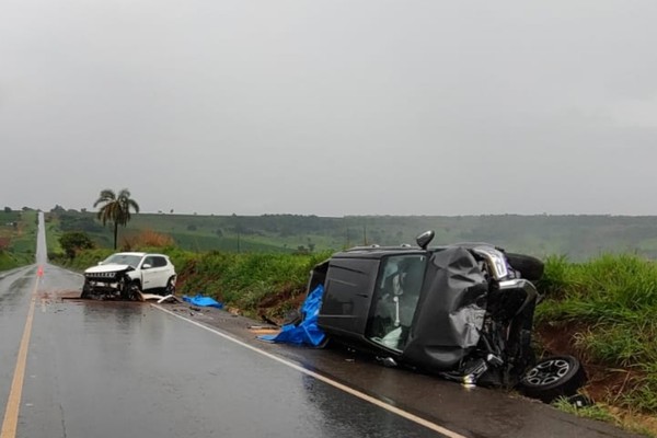 Caminhonete é arremessada e para tombada após ser atingida por Jeep na BR 352, em Arapuá
