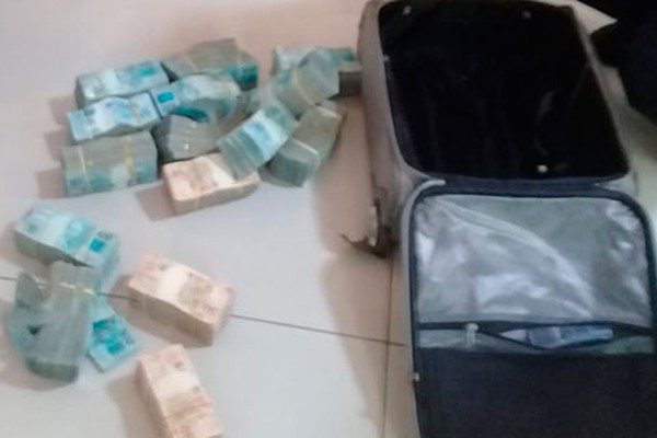 Mala cheia de dinheiro, diamantes e arma são apreendidos em operação em Patos de Minas