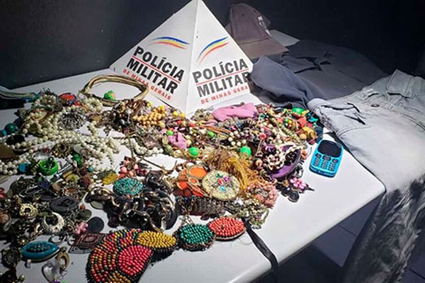 Suspeito de furtar joias de vereadora patense é flagrado com dezenas de peças debaixo da cama