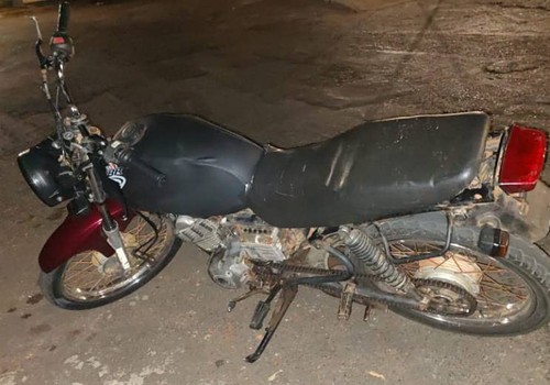 Jovem de 18 anos é preso em motocicleta sem farol e placa e com outra cor em Patos de Minas