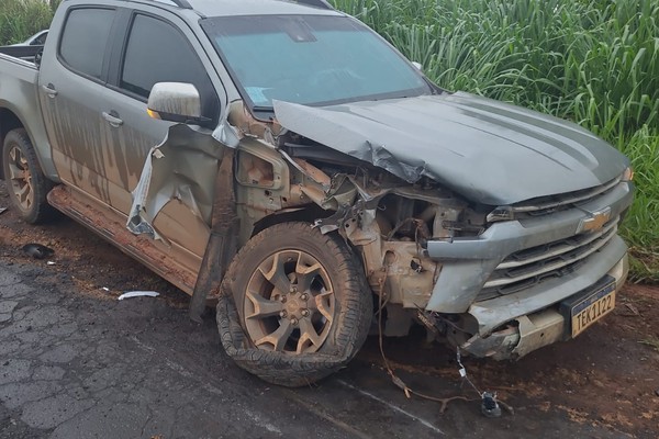 Motorista de 65 anos fica ferido e precisa ser retirado das ferragens após batida na MGC354