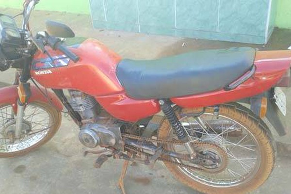 PM aborda dupla após denúncia e apreende moto furtada em Lagoa Formosa