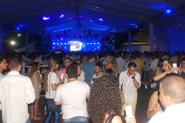 Patenses recebem 2016 com muita música, cardápio variado, fogos e esperança de dias melhores