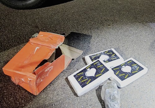 Passageiro de ônibus é preso ao tentar esconder mochila com barras de cocaína embaixo dos pés na BR365